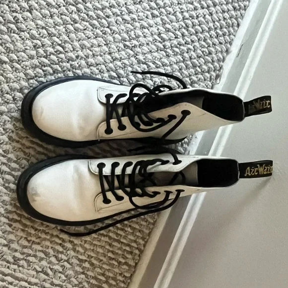 Dr Martens Lace Up Boots White and Black - Picture 3 of 6